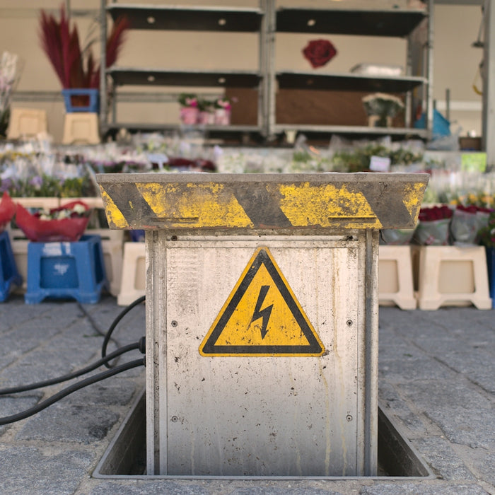 white and yellow arrow sign